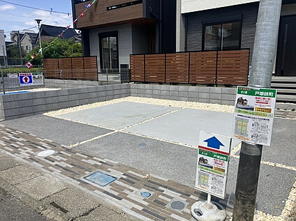 ゆとりのある駐車スペースで、お車の出し入れもスムーズに行えま