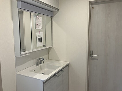 三面鏡付きの洗面台で、身だしなみチェックも快適に行えます!