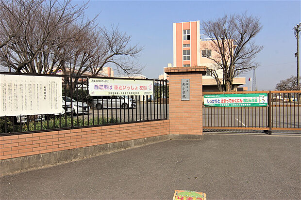 南小学校（約1,072m）