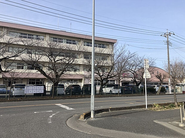 桶川東小学校（約760m）