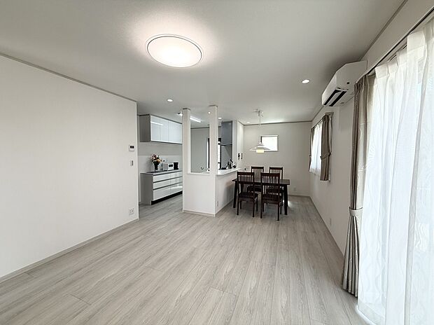 LDKにいる家族とコミュニケーションの取りやすい対面型キッチン採用!キッチン横にはパントリー収納を確保しているので、キッチン家電や調味料など細々としたものもスッキリ☆