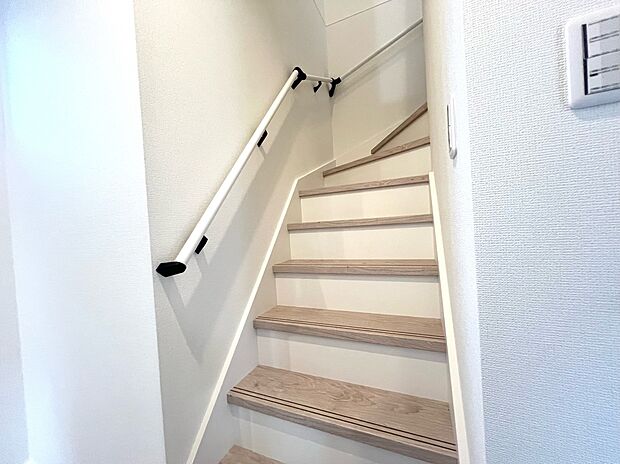 【階段】階段には手すりが付いており、お子様も安心して上ることができます☆