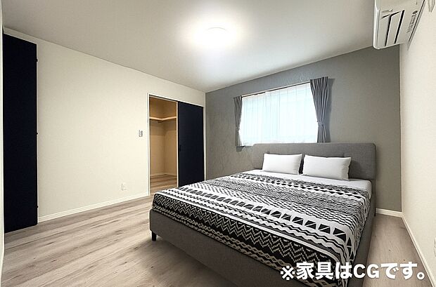 【2階 洋室8帖】主寝室は約8帖ありクローゼットとウォークインクローゼットがございます。南向きの窓からは気持ちのいい朝日が目覚まし代わりになり、早起きの習慣もつきそうです♪