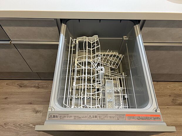 【食器洗い乾燥機】家事の負担を減らしてくれる嬉しい食洗器☆家族の時間や趣味の時間を大切にでき、節水効果もあり乾燥までしてくれるから終わった後、すぐに食器棚に収納できとても便利!手の乾燥防止にも期待できます♪