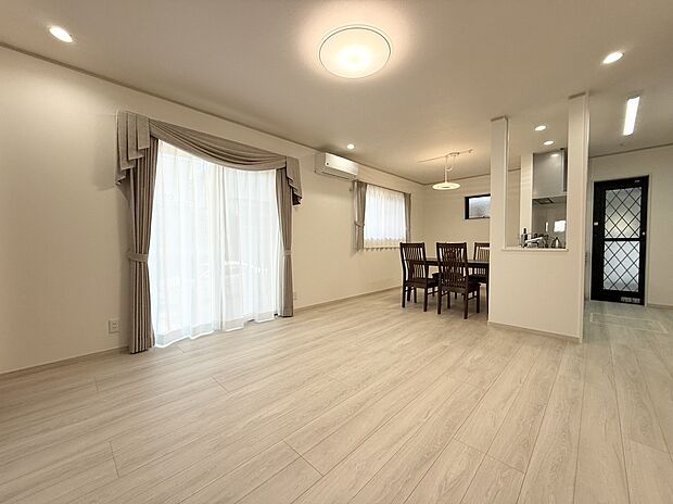 【LDK】LDKは17帖とゆとりある広さで、家族が自然と集まる団らんスペース！冬場でも床暖房がついているので足元から温まり居心地の良い空間を作り出します☆