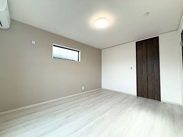 【主寝室】2階の各居室にはそれぞれ収納を完備！しっかりとした容量のスペースを確保しているので、お部屋は美しい空間を保てますね♪
