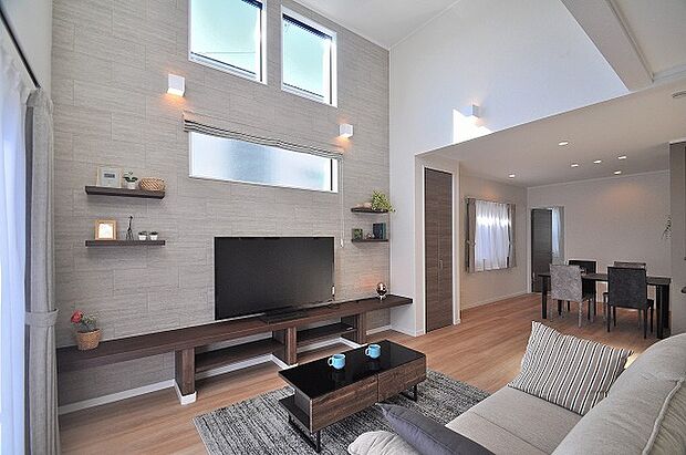 LDKは21.2帖の広さを確保。約4mの吹き抜けと南面の掃き出し窓で明るく開放的なリビング。家族が自然と集まる、心地よい団らん空間を演出します。