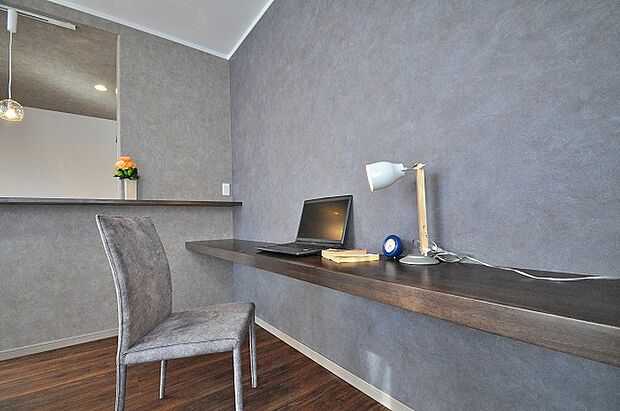 ダイニングカウンター
お子様の勉強やリモートワークにぴったりのダイニングカウンター。家事をしながら家族の様子を見守れ、自然と会話も生まれる温かい空間です。見た目の上品さと使いやすさも兼ね備えています。