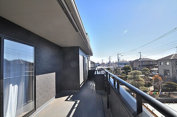 主寝室、洋室から出入りできる南向きバルコニーは陽当たり良好で、お布団や洗濯物も気持ちよく乾きます。毎日の家事が快適に、心地よい光が差し込むスペースです。