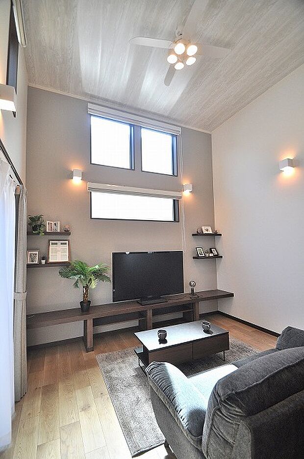 リビング吹抜け
立体空間が広がることで開放感が生まれます。シーリングファン付きで冷暖房の効率を上げて電気代の節約につながります。