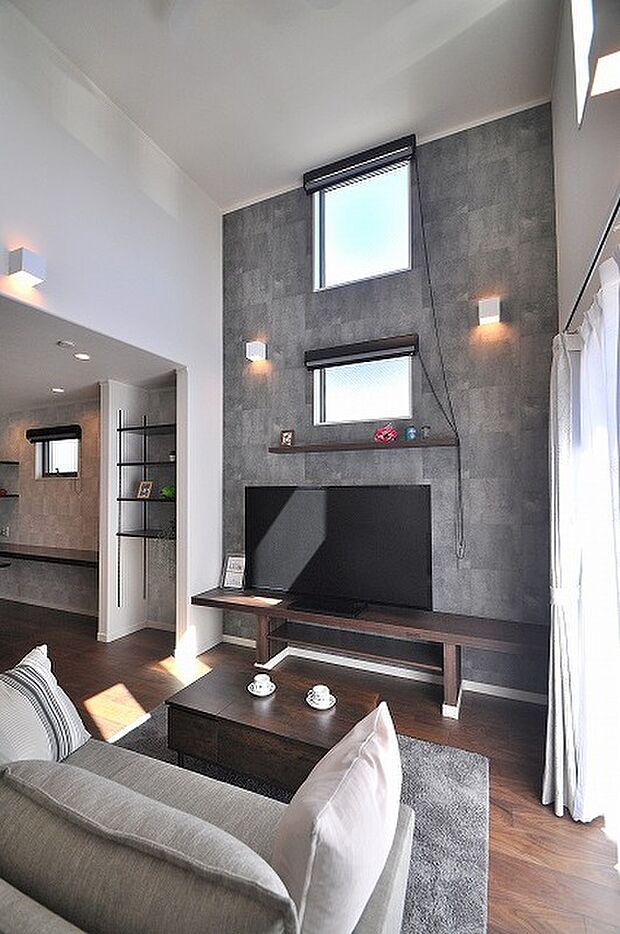 リビング吹抜け
立体空間が広がることで開放感が生まれます。シーリングファン付きで冷暖房の効率を上げて電気代の節約につながります。