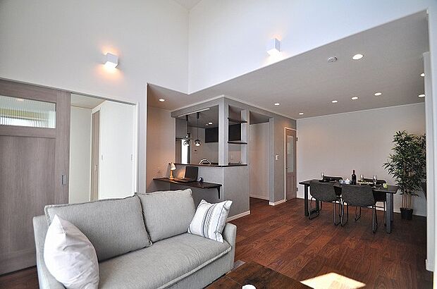 リビングダイニングには床暖房を設置。リビング横には和室4.5帖の続き間となっておりお子様のお昼寝やキッズスペースとして活用いただけます。