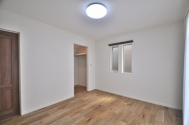 【2F主寝室】2F主寝室7帖
2面採光で大きいベッドを置いても余裕があります。大容量のウォークインクローゼット1.5帖付きでスッキリ収納できます。