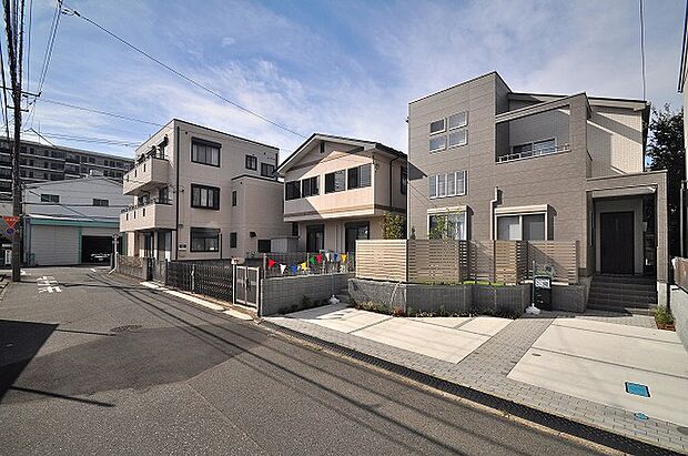 【前面道路含む現地外観写真】前面道路は6mと広く、交通量も少ないため駐車しやすい区画です。