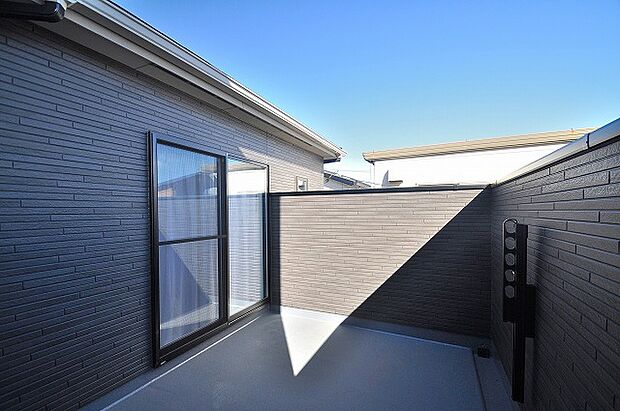 【バルコニー】主寝室から出入りできる南向きバルコニーは陽当たり良好で、お布団や洗濯物も気持ちよく乾きます。毎日の家事が快適に、心地よい光が差し込むスペースです。