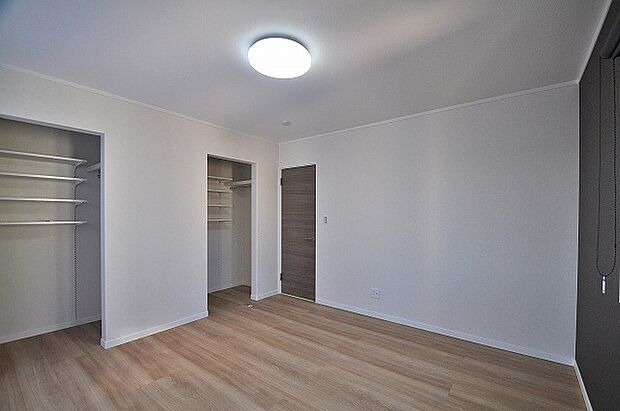 【2F主寝室8帖】ゆったりとした広さに2面採光の明るさが心地よい主寝室。大きなベッドを置いても余裕があり、クローゼットはご夫婦で使い分けができます。