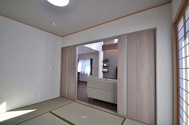 【1F和室】リビングと段差のない和室は、お子様が安全に遊べるキッズスペースとして最適。将来は寝室としても使え、家族の成長に合わせて多用途に活用できる柔軟な空間です。