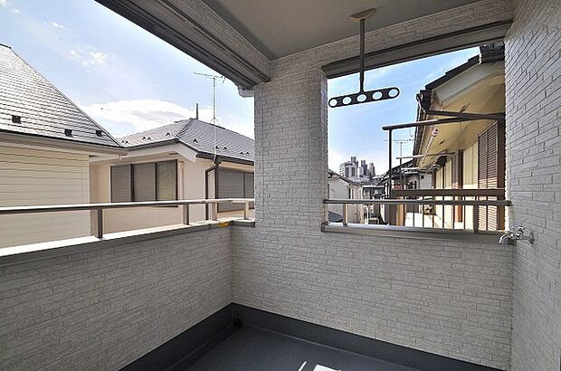 【バルコニー】主寝室から出入りできる南面バルコニー。陽当たりの良い空間で洗濯物もよく乾きます。お掃除に便利な水栓付きで、日々の家事も快適に行えます。
