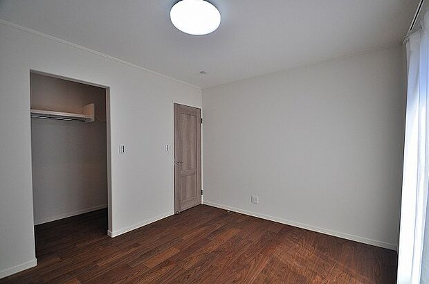 【2F主寝室】南向きのバルコニーに面した主寝室7帖。朝の光で自然に目覚める爽やかな毎日をお過ごしいただけます。大容量のウォークインクローゼット2.2帖付きです。