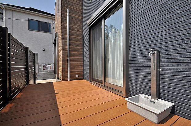 【お庭】ウッドデッキ付きの目隠しフェンスでプライベートなお庭としてお使いいただけます。