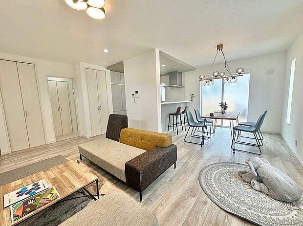 【【弊社施工事例】LDK】20.5帖のリビングは、白を基調とした明るいデザインで開放感があります。