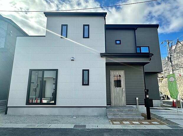 【26号地外観】シンプルモダンな外観が目をひく26号地。分譲地内道路に面しているため駐車や乗り降りがしやすくお出かけ好きなご家族におすすめの1邸です。