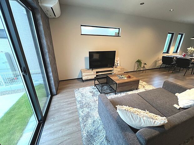 【LDK】リビングの掃き出し窓は、車からの荷物の運び入れや駐車スペースでのプール遊びなどを見守れます。(24号地)