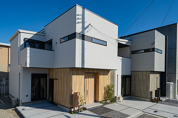 玄関横にガレージから荷物を入れやすい勝手口を設けています。
箱型の日に映える外観となっています。