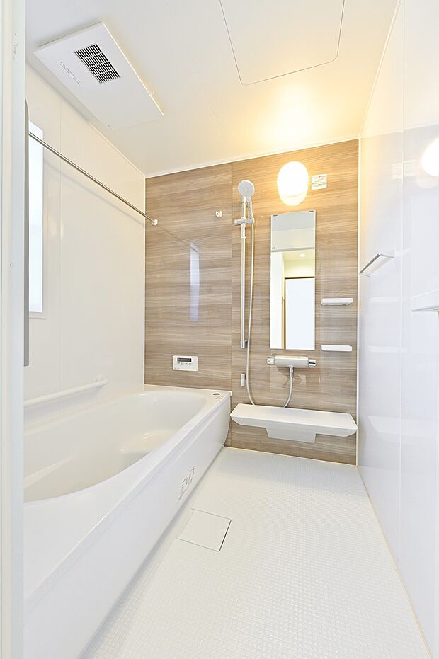 【浴室】浴槽は大人でも足を伸ばしてゆったりできる広さ。壁面は落ち着いた色合いでリラックスタイムを演出します。（4号棟）
