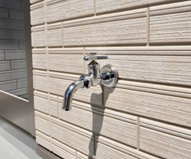 【バルコニー水栓】バルコニーに設置した水栓は、植物の水やりやバルコニーのお掃除に便利です。
