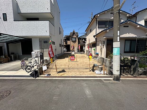 【前面道路含む現地写真】
東側の前面道路は約5mとゆったり。比較的視界の開けた直線道路で、お車の出入り時にも落ち着いて安全確認を行うことができます。