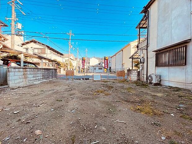 【現地写真】
整った形状の敷地ですので、19帖超のLDK+全居室6帖以上と、ゆとりの室内を実現可能。駐車場は1台分確保できます(車種による)。