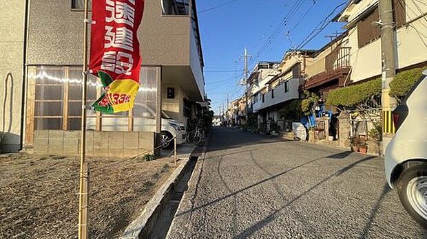 【現地写真】
東側前面道路です。周辺は穏やかな住宅地です。2階LDKはベランダから朝陽が差し込み、明るく心地よい朝食の時間を過ごせそうです。
