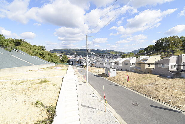 【【現地土地写真】】現地はひな壇となっておりますので、ご覧の通り、開放的な眺望をお楽しみいただけます。毎日の階段の行き来で運動量も増えるため健康にも良いですね。