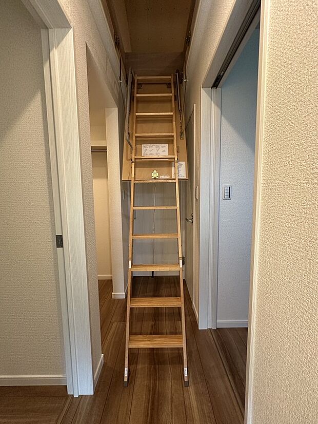 【【屋根裏収納・施工例】】2階廊下の可動式はしごより、屋根裏収納へ上がれます。日頃出番の少ないお荷物がすっきりと片付き、広い室内を余すところなくお使いいただけます。