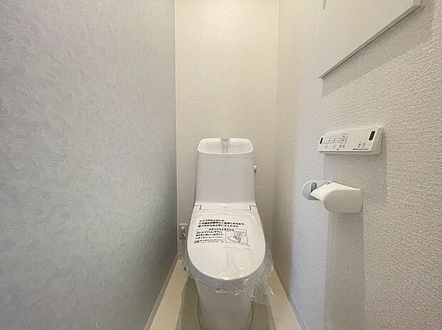 【【トイレ・施工例】】爽やかな配色の内装で清潔感のあるトイレ。スッキリとしたフォルムでお掃除もしやすそうです。