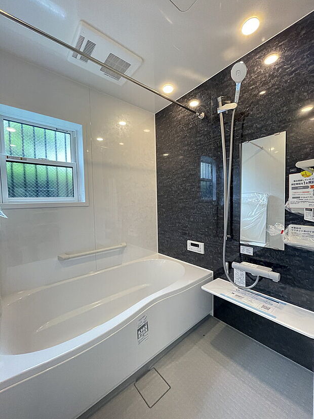 【【浴室・施工例】】1日の疲れを癒してくれる浴室。1坪以上の広さがあり、ゆったりのびのびと湯船に浸かれます。