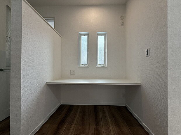 【【造り付けカウンター・施工例】】LDKの一角に設けた、造り付けカウンター。リビング学習や在宅ワーク、PC作業、書き物や家事スペースなど、多彩にご活用いただけます。