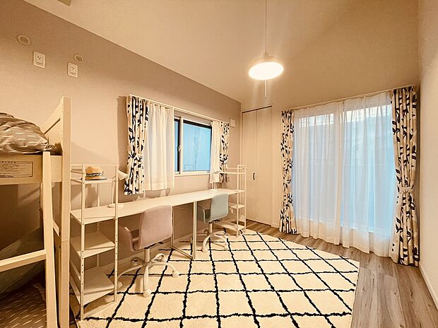 【洋室/9号地モデルハウス】約5帖のそれぞれのお部屋には、扉・窓・クローゼットがあり、お子様の成長に合わせて、将来間仕切りをして使う事ができます。西側のお部屋からは、バルコニーへの出入りが可能です。