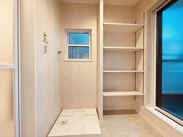 【脱衣室/9号地モデルハウス】洗面室とは別に脱衣室を設けております。バルコニーへ直接出られるので、ランドリースペースとして便利に使えます。