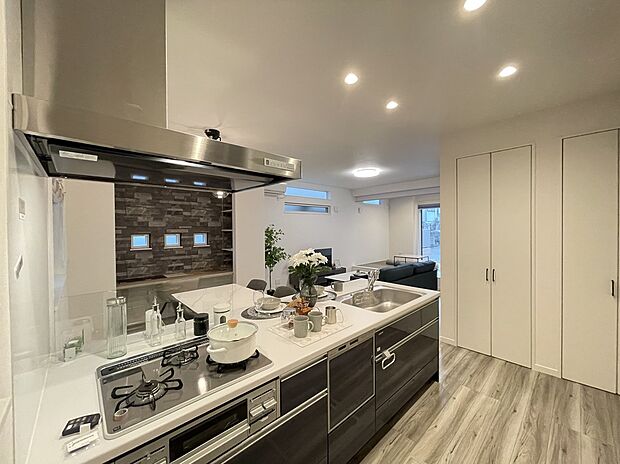 【キッチン/9号地モデルハウス】仕事と家事の両立でお忙しいご家庭に嬉しい食洗機付きキッチンです。家事の時間が短縮でき、自分の時間を確保できます。冬場に乾燥で手が荒れてしまう方にも嬉しい設備です。

