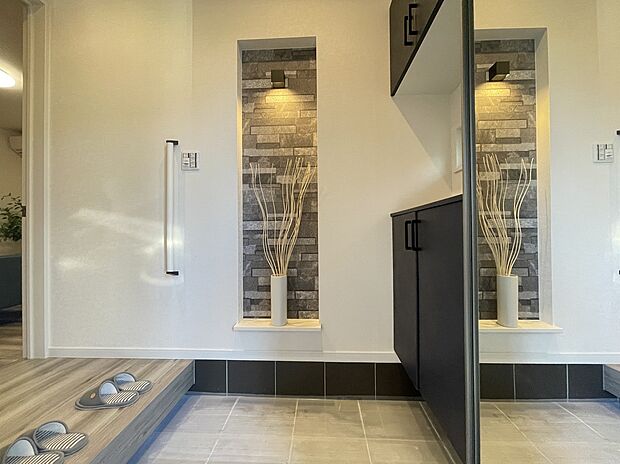 【玄関/9号地モデルハウス】すっきりとしたインテリアでまとめた玄関です。玄関扉を開けると、正面にニッチ棚が目に入るので、季節の飾りやお花で、お家の第一印象を華やかに演出できます。