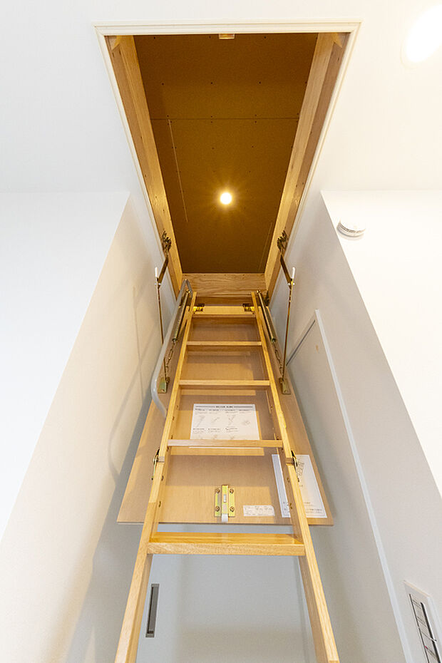 【【屋根裏収納/施工例】】 2階廊下の可動式はしごより、屋根裏収納へ上がれます。日頃出番の少ないお荷物がすっきりと片付き、広い室内を余すところなくお使いいただけます。