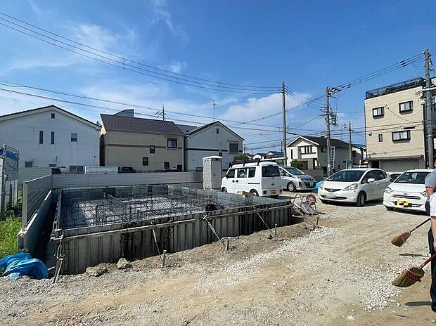 【【現地写真】】\4号地モデルハウスの基礎工事に着工しました!/全区画、土地面積は30坪以上!こだわりの建物プラン例をご用意しております。ご家族理想のマイホームを実現♪