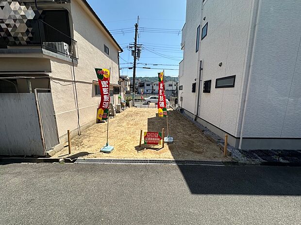 【【前面道路含む現地写真】】西側の前面道路はアスファルト舗装が施されており、ベビーカーや自転車での通行もスムーズ。日々の移動やお子さま連れの外出も快適です。