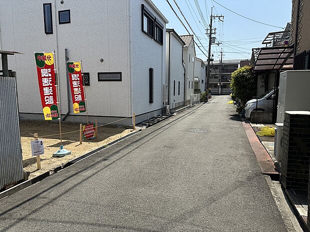 【【前面道路含む現地写真】】周辺は住宅が多く建ち並び、穏やかな暮らしが期待できます。