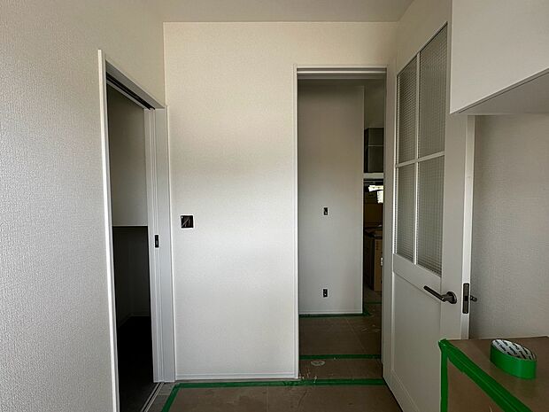 【【玄関】】明るい色調でまとめられた玄関です。ご家族を温かく迎えます。玄関から居室の様子が見えにくく、プライバシーを確保しやすいです。