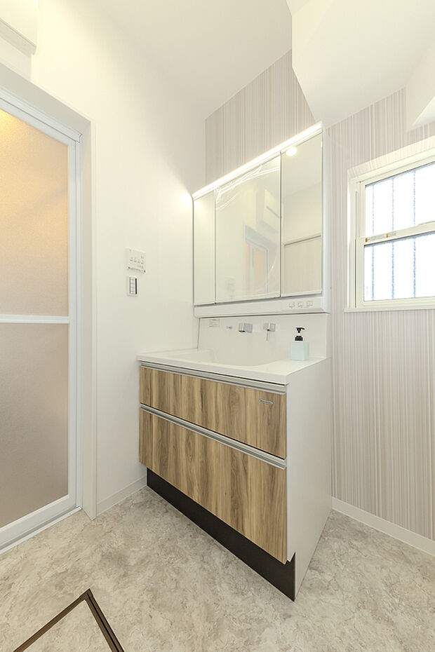 【【洗面室/施工例】】身支度の際に重宝する三面鏡タイプの洗面台です。三面鏡裏・ボウル下に収納スペースがあり、洗面用具や日用品のストックなどの保管に便利です。