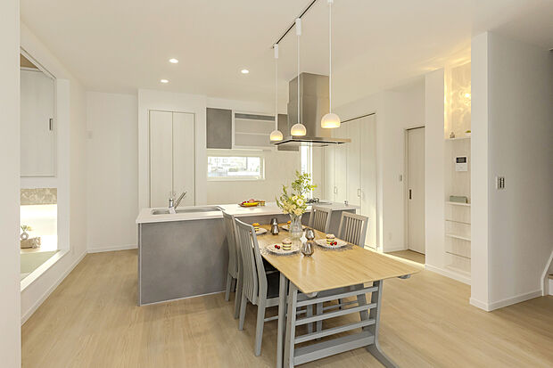 【【LDK/施工例】】開放的なアイランドキッチンを採用しております。作業をしながら、ご家族やゲストとの会話が弾みます。