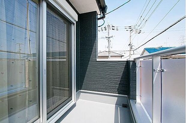 【【ベランダ/施工例】】2階の2室にベランダを配置。洗濯物や布団干しはもちろん、お勉強の合間にホッと一息つく場所にも◎。
